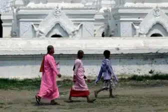 Mandalay hill et son lit de pagodes